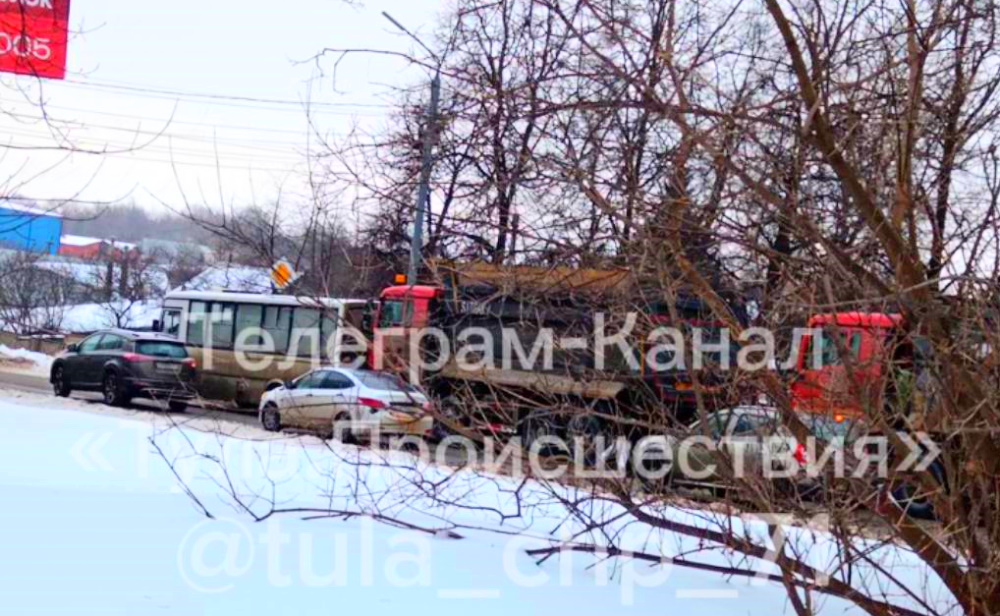 ﻿На улице Рязанской в Туле грузовик врезался в автобус