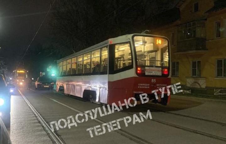 Трамваи встали на улице Оружейной в Туле из-за ДТП