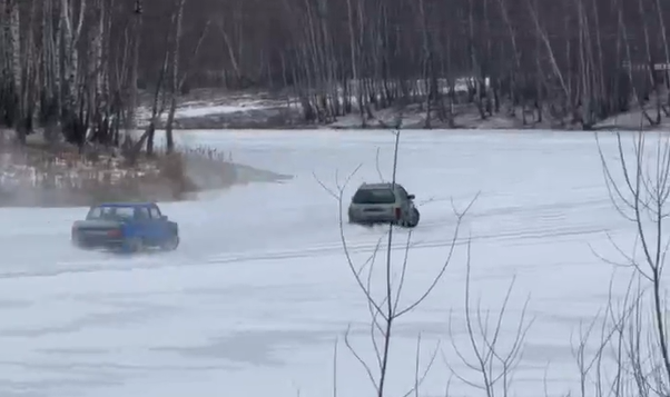 Автомобилисты устроили гонки на замерзшем пруду в Алексине