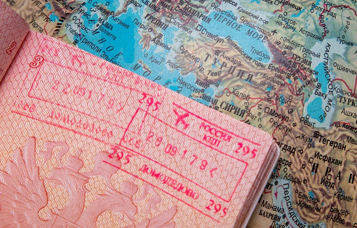В России начали работу правила сдачи загранпаспортов при запрете на выезд из страны