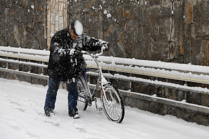 10 декабря 160 рабочих убирают снег в Туле