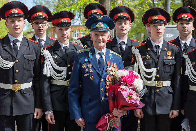 По инициативе Алексея Дюмина более 6 000 ветеранов получат подарки ко Дню Победы