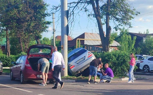 В тульском Заречье иномарка вылетела с дороги в кусты