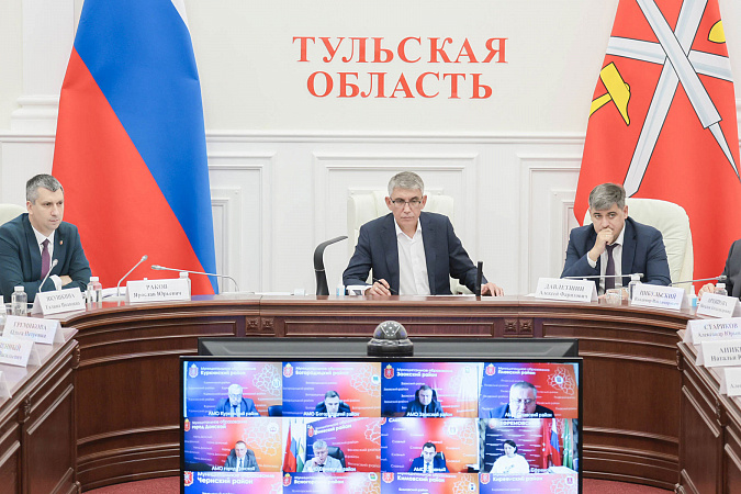 Туляки пожаловались губернатору на состояние дороги и протекающую крышу дома