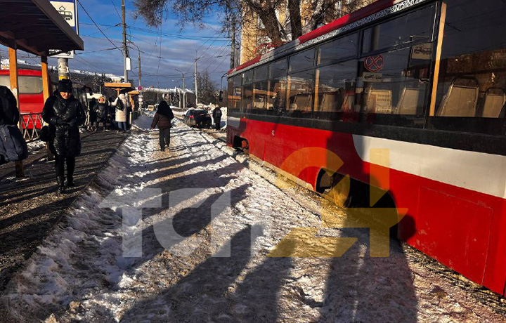 Трамваи встали у автовокзала в Туле из-за застрявшего авто