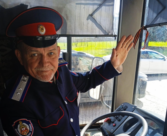 Не имел права грустить: веселого водителя Владимира Синякова проводили с песнями