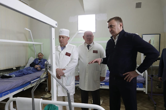 Тульский губернатор посетил военных в госпитале и поздравил их с наступающим Новым годом