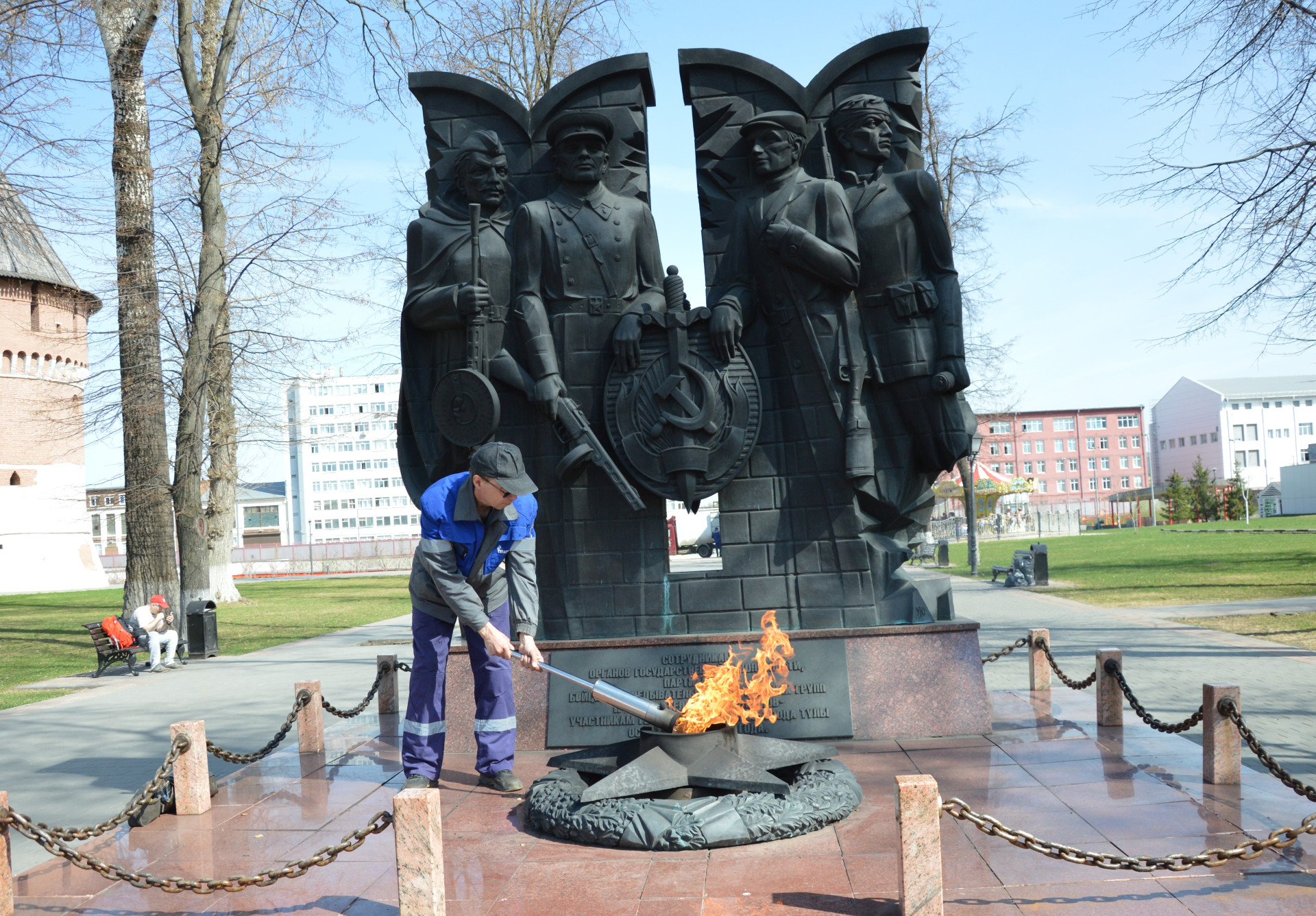Тульские газовики начали подготовку мемориалов с Вечными огнями к Дню Победы
