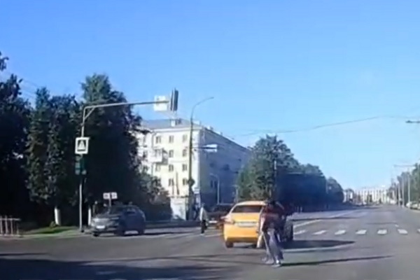 В центре Тулы сразу два пешехода решили проигнорировать ПДД