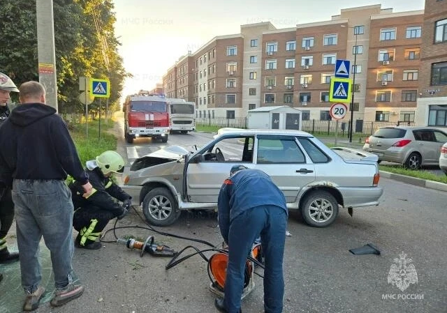 Спасатели потушили загоревшийся грузовой автомобиль в Донском