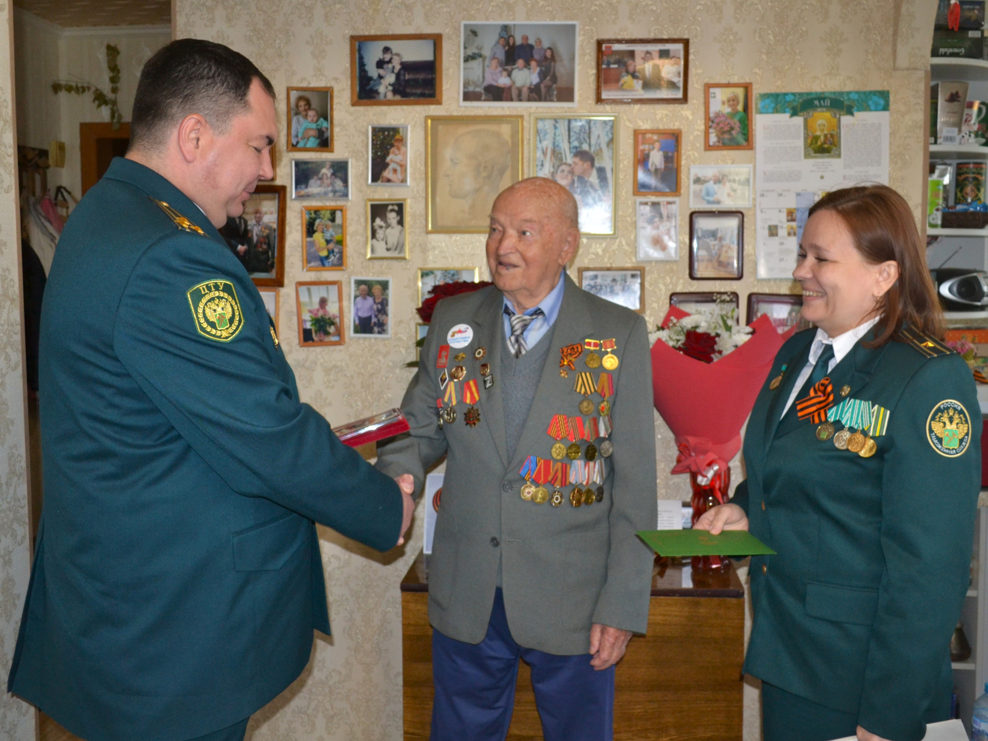 В Туле ветерана ВОВ Владимира Лаврова наградили медалью "За доблесть"