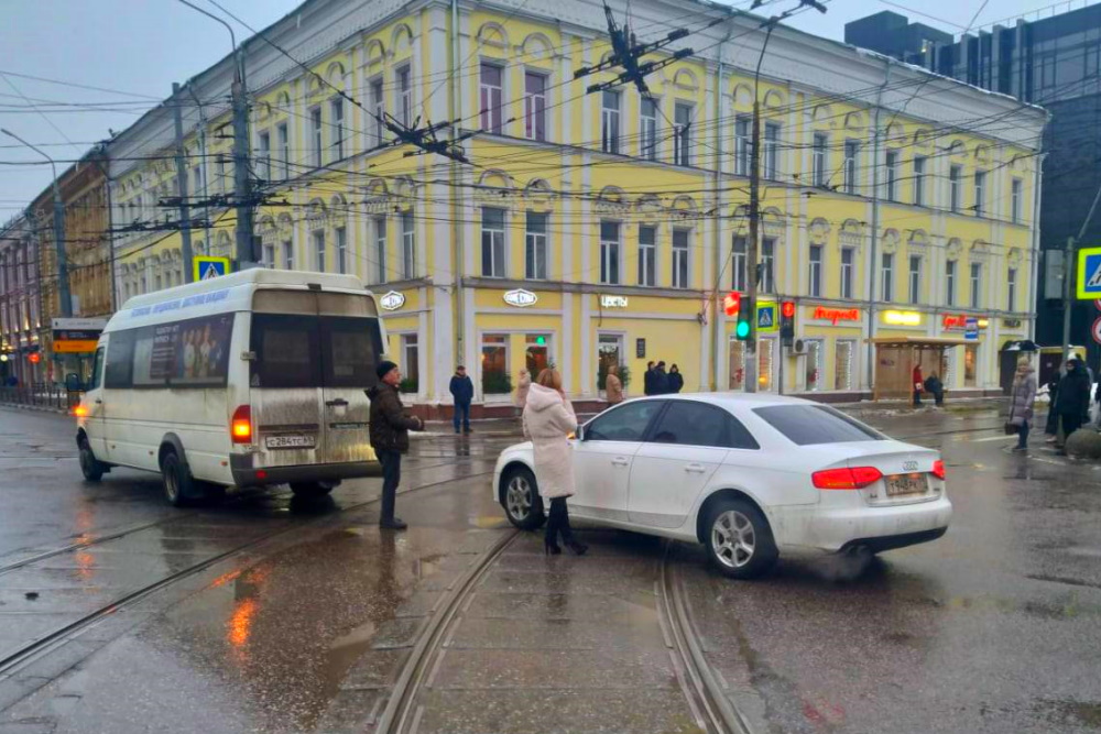 На улице Советской в Туле ДТП спровоцировало задержку трамваев