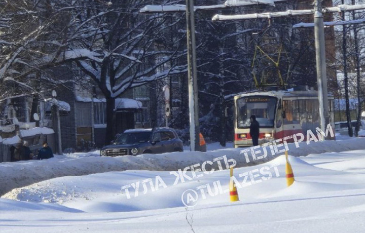 Трамваи встали из-за двух застрявших машин на Щегловской Засеке в Туле