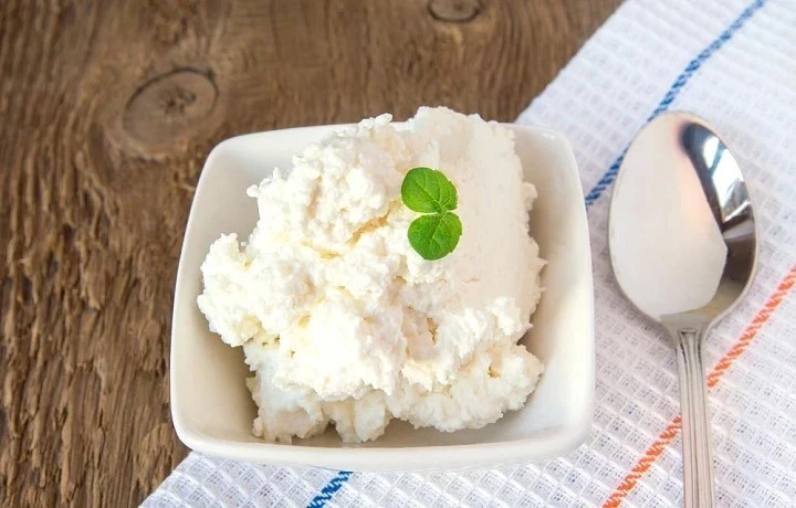 Россельхознадзор нашел опасные вещества в твороге двух белорусских фирм