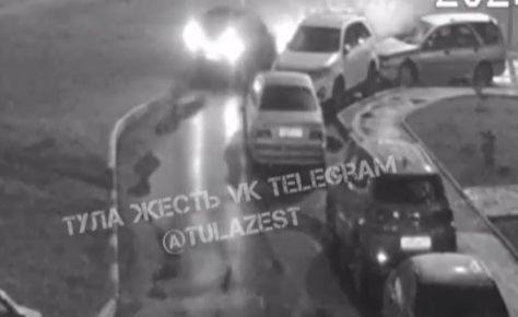 Автоледи протаранила пять автомобилей во дворе жилого дома в Туле