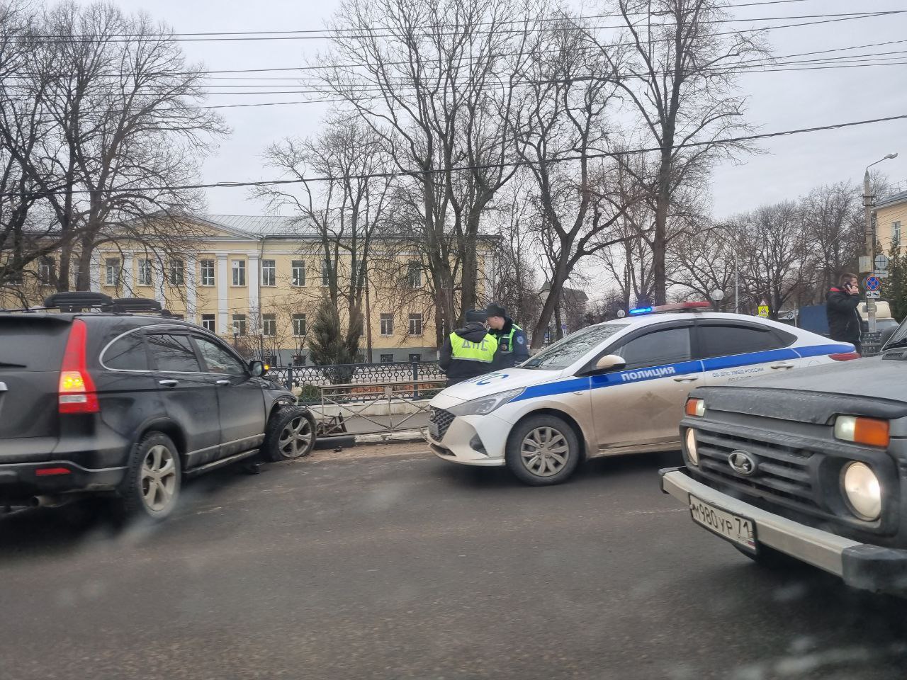 На проспекте Ленина в Туле автомобиль врезался в ограждение