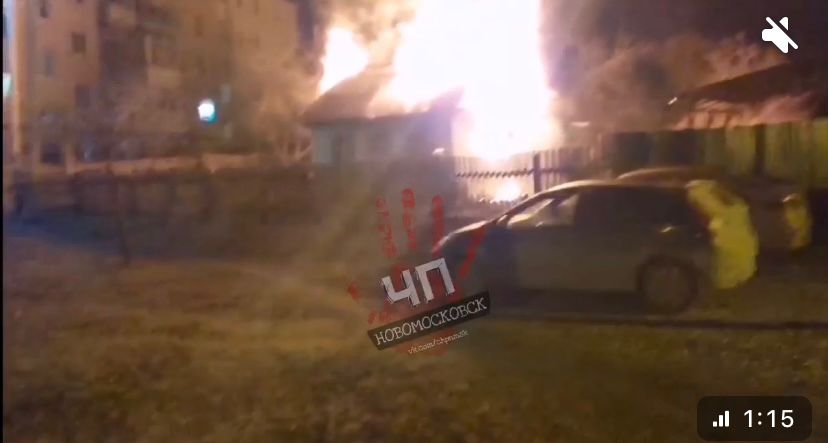 Фото пожарных. Что горит в новомосковске. Сгоревшие дома. Горящий дом. Пожарный.