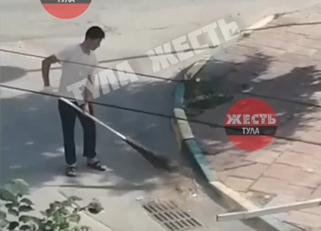 Туляки раскритиковали работу дворника, который сметал мусор в ливневку