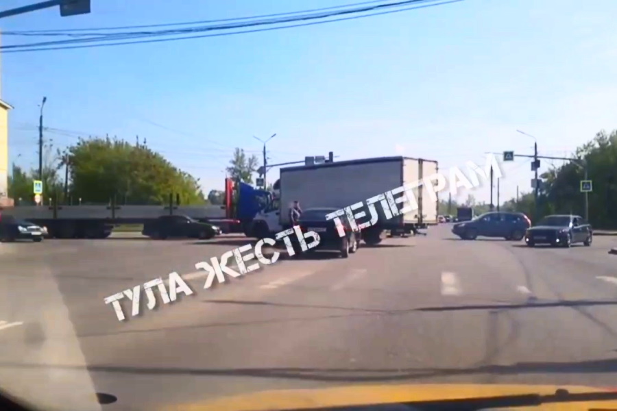 ﻿На улице Рязанской в Туле столкнулись легковушка и грузовик