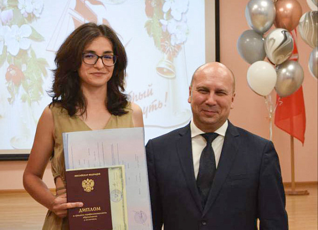 Дмитрий Марков вручил дипломы выпускникам Тульского областного медицинского колледжа