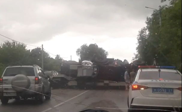 В Куркинском районе Тульской области перевернулся военный кран
