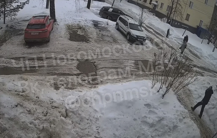 Снежная лавина сошла с крыши многоквартирного дома в Новомосковске, едва не задев прохожего