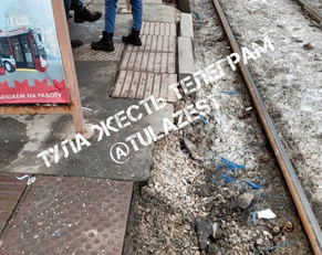 Жители Тулы пожаловались на состояние трамвайной остановки на улице Волкова