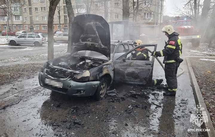 В Туле сгорел автомобиль на улице Кутузова