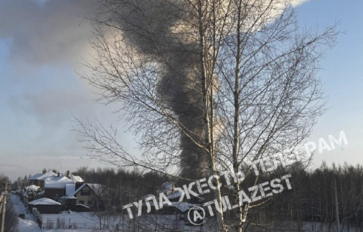 Жилой дом горит в деревне Хопилово в Туле