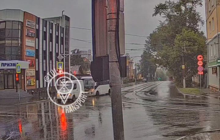 Момент ДТП с автобусом на улице Оружейной в Туле попал на видео