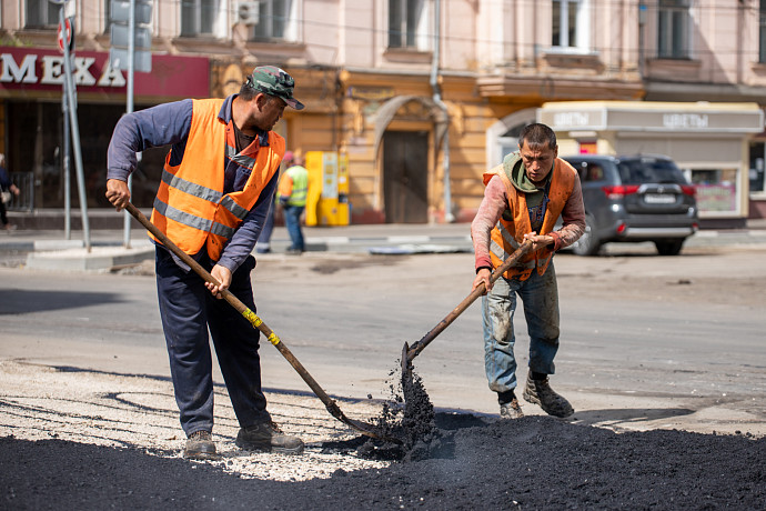 Алексей Дюмин поздравил тульских дорожников с профессиональным праздником