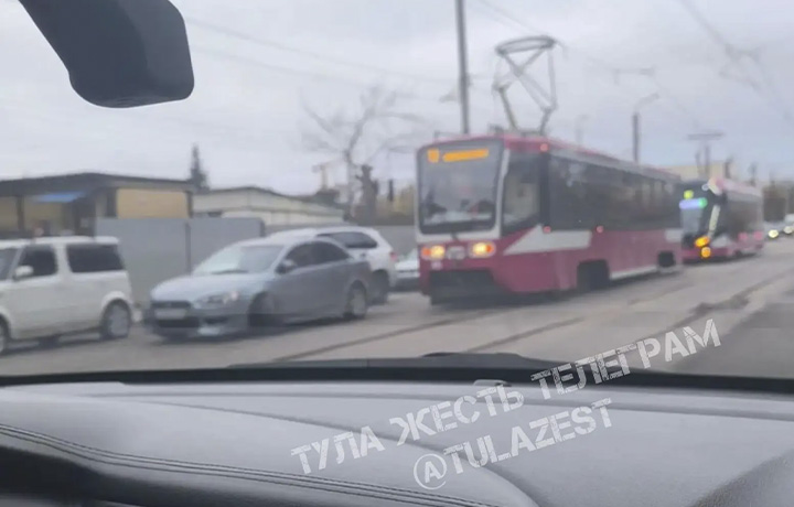 На улице Оборонной в Туле из-за ДТП встали трамваи