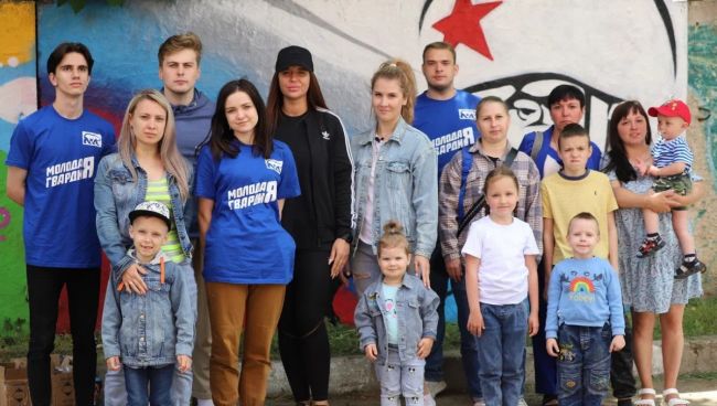 «Мы вами гордимся»: граффити в честь праздника появилось в Новомосковске Тульской области