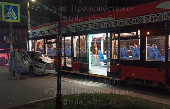 В Туле автоледи на иномарке протаранила трамвай