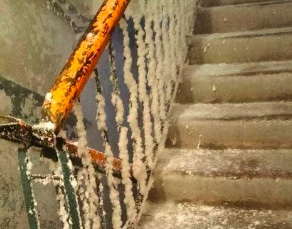 В Туле подъезд многоэтажного дома обледенел из-за аварии в подвале