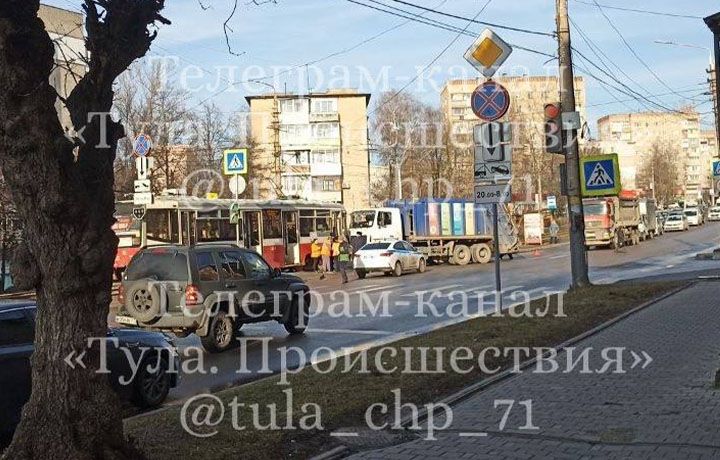 Грузовик врезался в трамвай на улице Металлургов в Туле