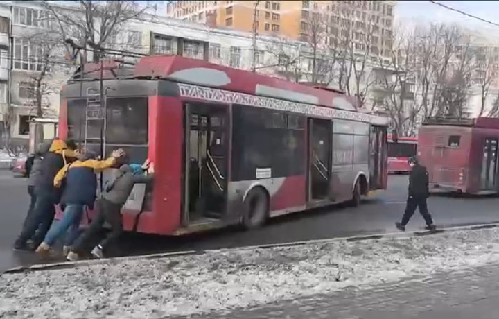 В Туле из-за ДТП пассажирам пришлось подтолкнуть троллейбус