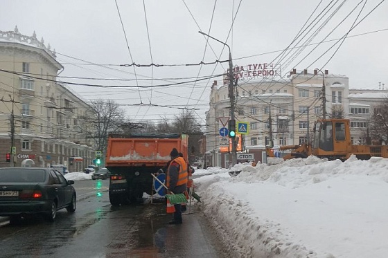 Тульские асфальты обработали гололедными материалами