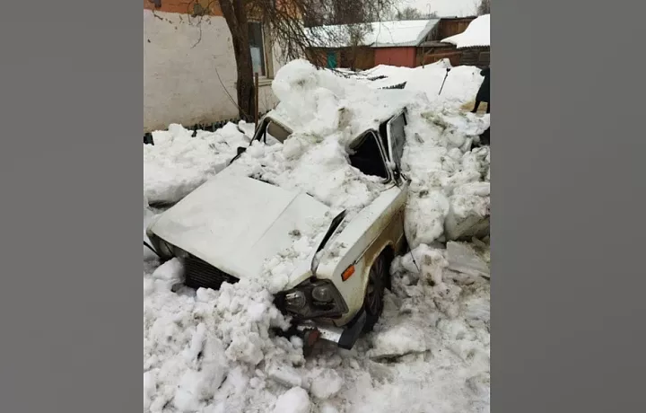 В Узловском районе прокуратура начала проверку после падения глыбы льда с крыши на машину, в которой находился водитель