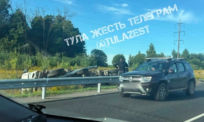 На Калужсом шоссе в Тульской области перевернулся грузовик