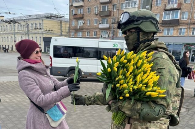 Военнослужащие поздравили тулячек с Международным женским днем