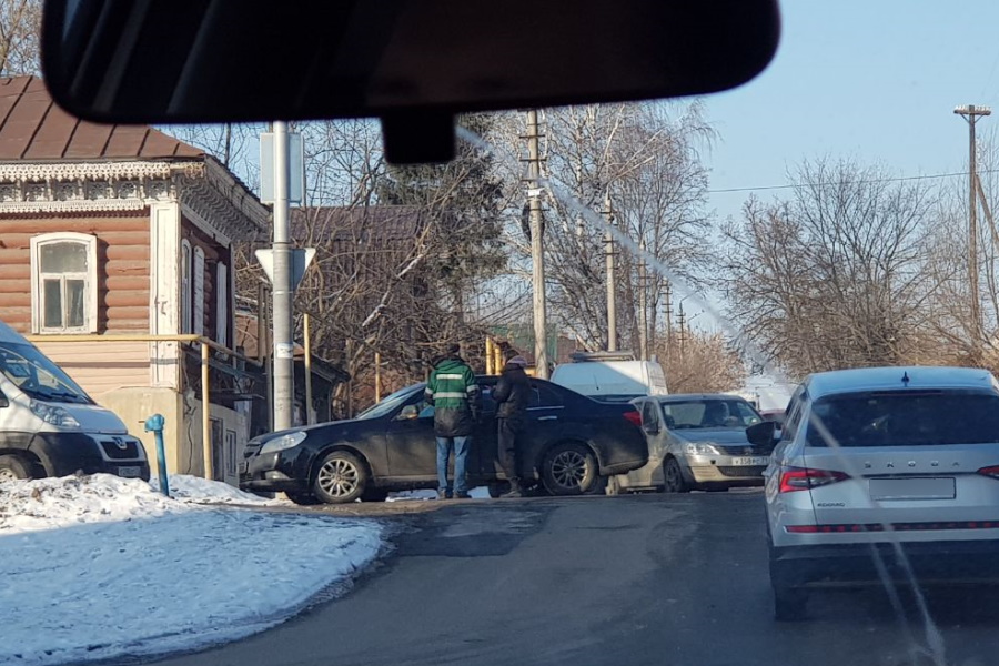 На пересечении улиц Кирова и Епифанской в Туле собралась пробка из-за ДТП
