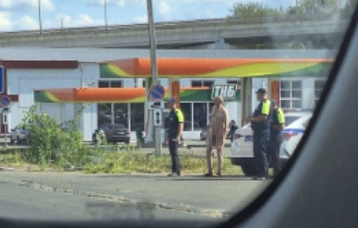 На улице в Новомосковске госавтоинспекторы задержали обнаженного мужчину