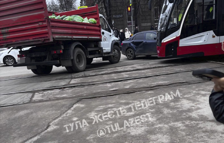 Трамваи встали из-за ДТП на улице Болдина в Туле