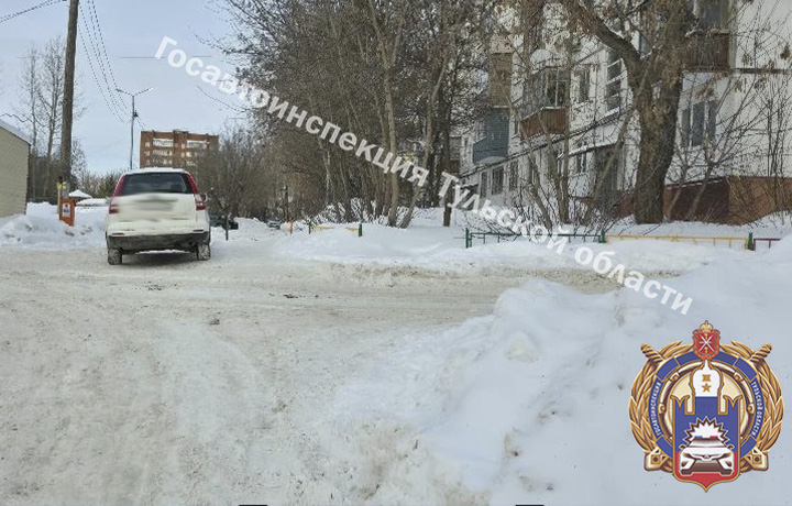 Автомобиль сбил ребёнка во дворе на улице Приупской в Туле