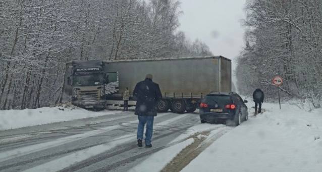 В Тульской области фура перекрыла движение по дороге