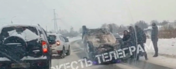 В поселке Сергиевский под Тулой перевернулся автомобиль