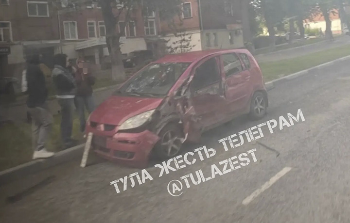Легковушка залетела под фуру на улице Кирова в Туле