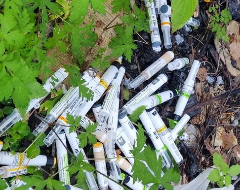 Местные жители обнаружили свалку медицинских изделий возле Алексинской районной больницы