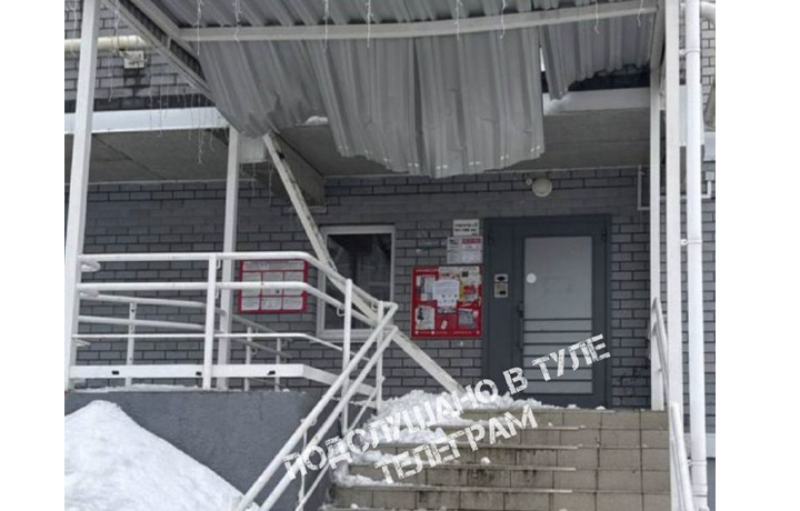 В тульском поселке Петровский обрушился козырек подъезда жилого дома